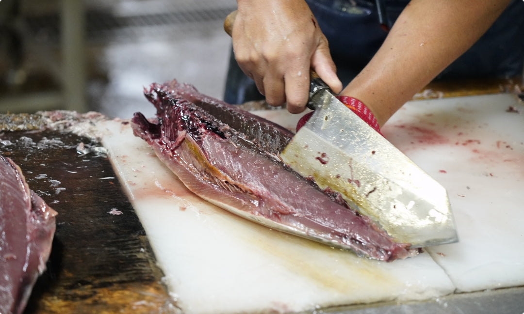 山吉國澤百馬商店では働くひと全員に包丁が支給される。毎日使い毎日研ぐ。
