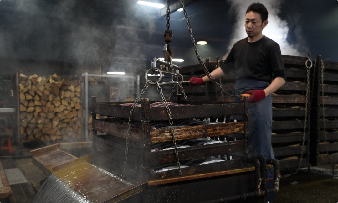 煮めごごと釡に入れてカツオを煮ます。