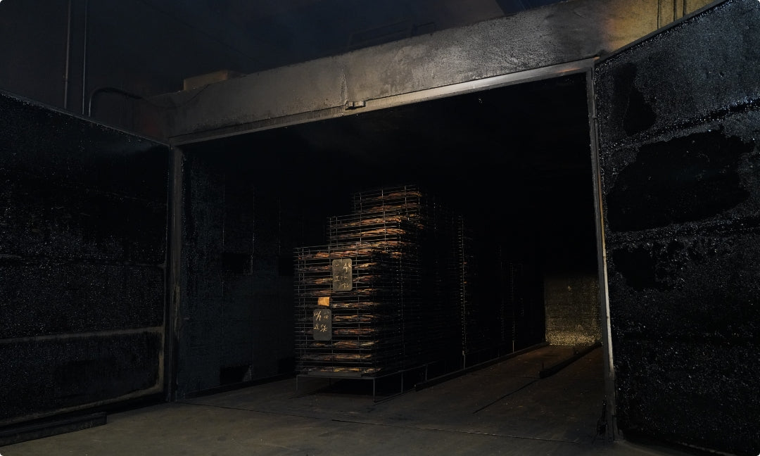 焼津乾燥機に入れ、2日間燻します。