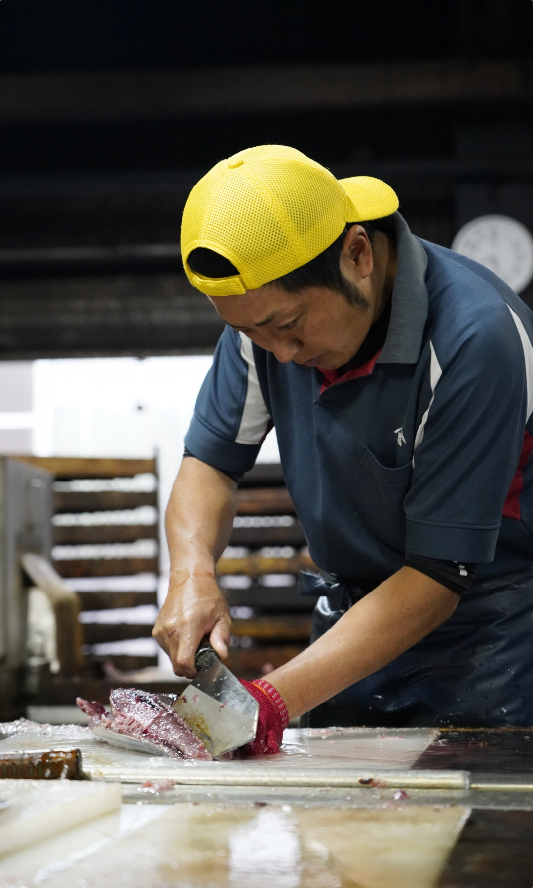 山吉國澤百馬商店の本枯節は、調理する方を想像しながら、削るときに握りやすい形を考えてカットしています。